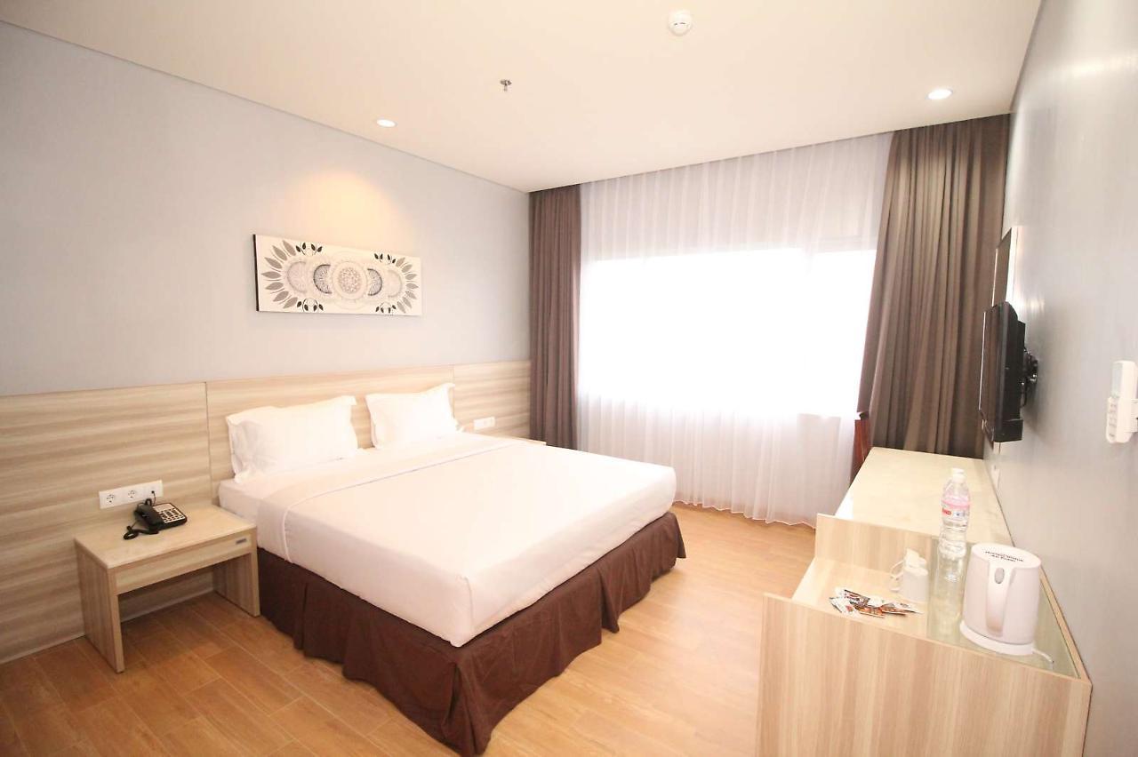 Hotel Astoria Bandar Lampung Exterior photo