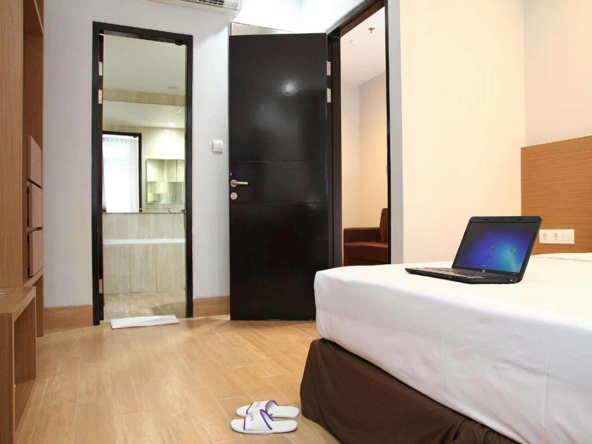 Hotel Astoria Bandar Lampung Exterior photo